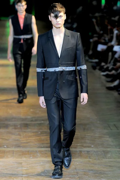Look 18